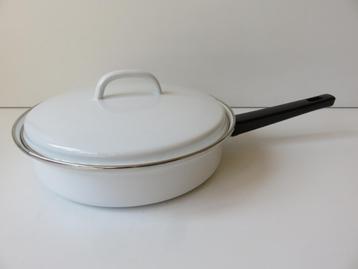 Vintage witte emaille hapjespan met deksel beschikbaar voor biedingen