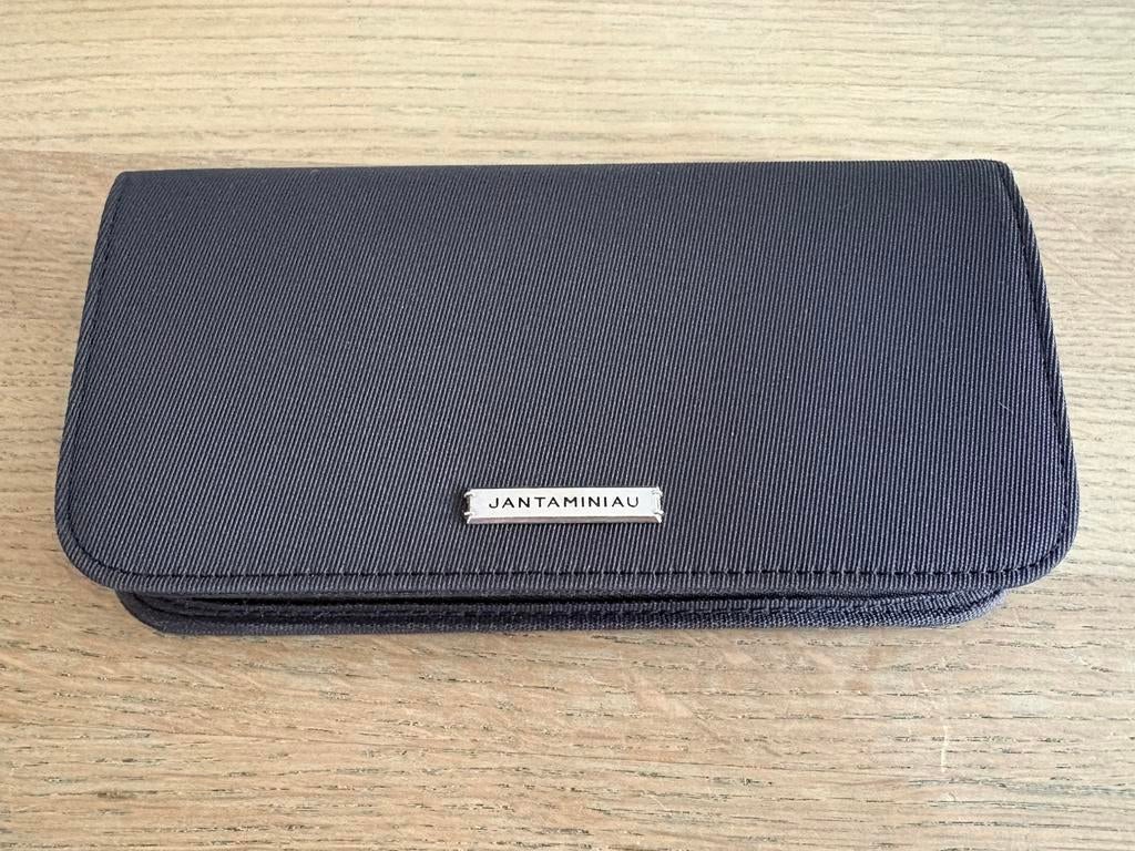 Prachtig zwart KLM etui van Jan Taminiau, Verzamelen, Luchtvaart en Vliegtuigspotten, Zo goed als nieuw, Ophalen of Verzenden