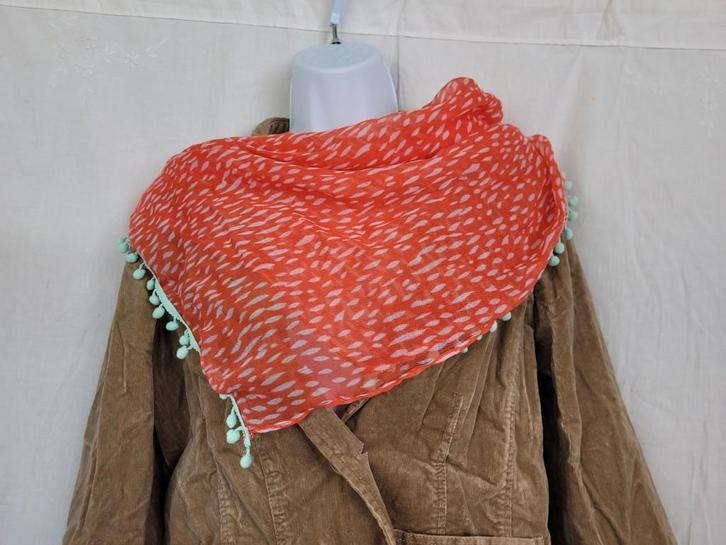 Leuke rood-witte sjaal 74x72, Kleding | Dames, Mutsen, Sjaals en Handschoenen, Zo goed als nieuw, Sjaal, Ophalen of Verzenden