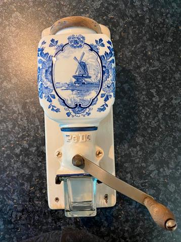 Koffiemolen van PeDe wandmodel vintage beschikbaar voor biedingen