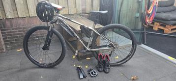Trek XCaliber 8 Mountainbike met accessoires beschikbaar voor biedingen