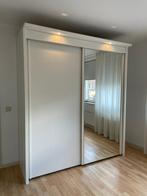 Grote witte kledingkast met schuifdeuren, spiegel en spotjes, Ophalen, Gebruikt, Moderne, witte kast, Met hangruimte