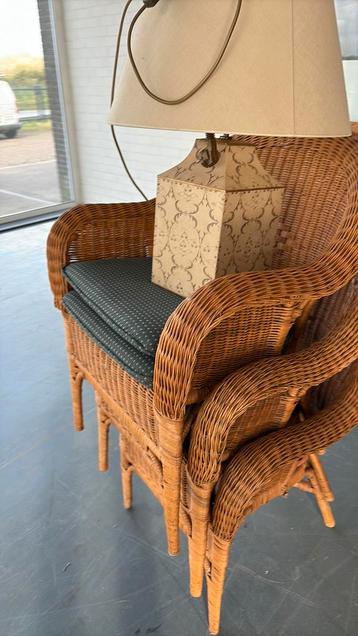 ratan stoelen €10 per stuk. 5 stuks beschikbaar voor biedingen