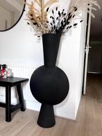 Sculpturale zwarte vaas met droogbloemstyling 1 meter, Ophalen, Overige materialen, Zwart, Zo goed als nieuw