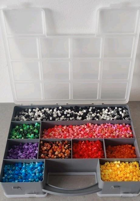 Strijkkralen bak gesorteerd met veel vormpjes, Hobby en Vrije tijd, Knutselen, Zo goed als nieuw, Knutselwerk, Ophalen of Verzenden
