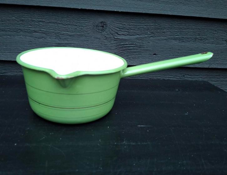 Emaille steelpan, steelpannetje Reseda groen met gouden bies, Antiek en Kunst, Antiek | Emaille, Ophalen of Verzenden