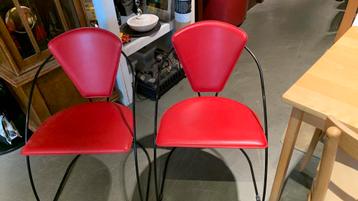 Twee rode Italiaanse lederen design stoelen beschikbaar voor biedingen