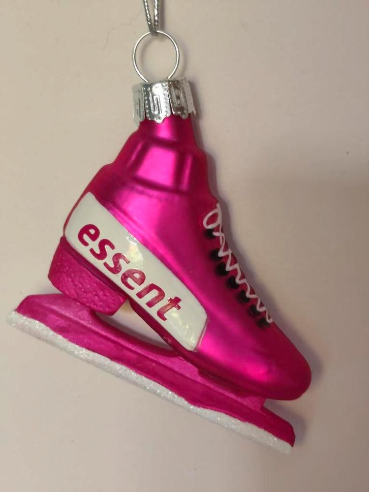 Essent fuchsiaroze schaats, kerstboomhanger, 6x7 cm, Diversen, Kerst, Nieuw, Ophalen of Verzenden