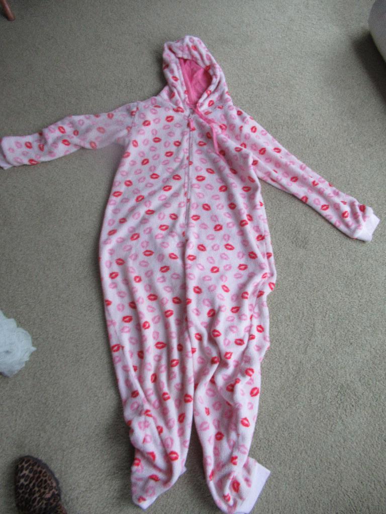 Hunkemöller FLEECE ONESIE + LIPPEN pyjama xl / Valentijn, Hunkemöller, Ophalen of Verzenden, Zo goed als nieuw, Maat 46/48 (XL) of groter