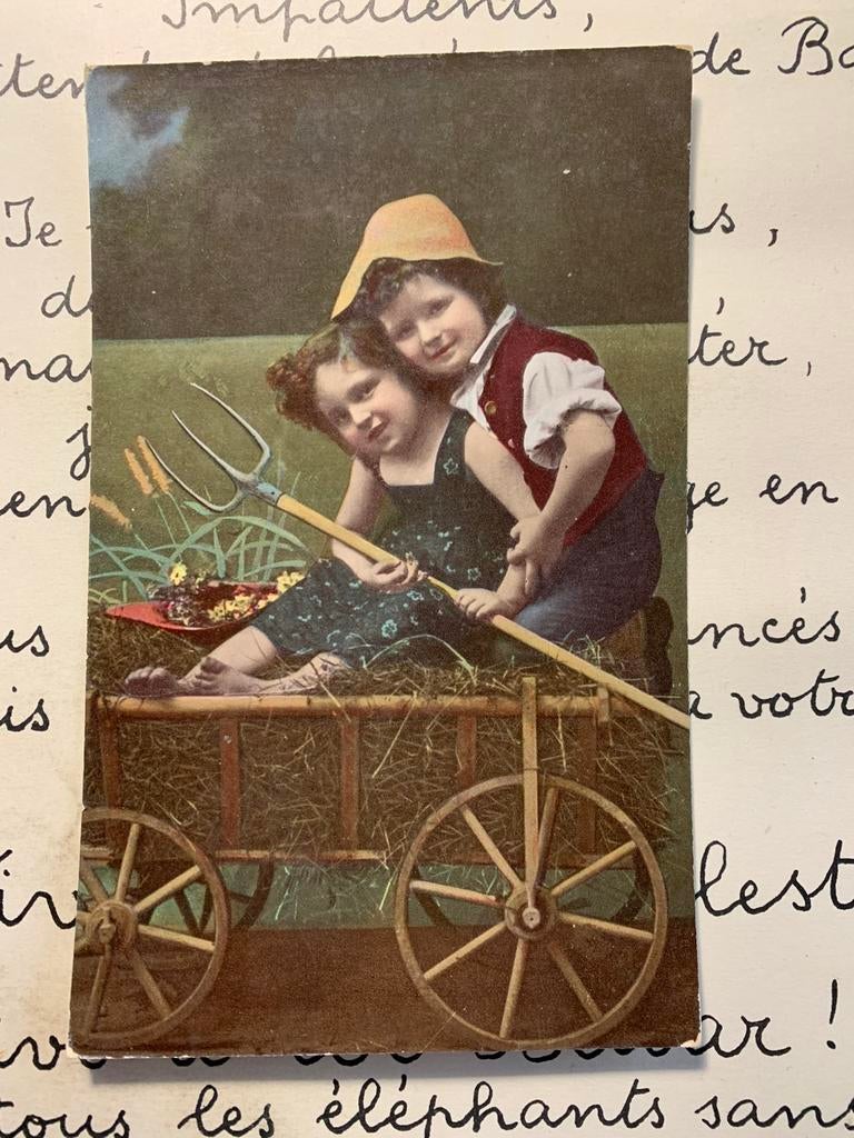 Kindjes op hooiwagen met riek (NN), Ophalen of Verzenden, 1920 tot 1940, Ongelopen, Kinderen