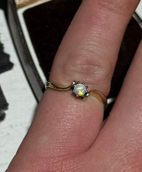 14k Gouden Ring met Australische Kristal opaal ( 16,5 / 52 ), Antiek en Kunst, Antiek | Goud en Zilver, Goud, Ophalen of Verzenden