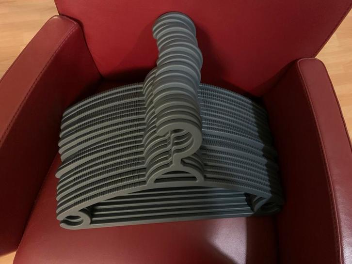 20x grijze kledinghangers, Kleding | Dames, Kledinghangers, Zo goed als nieuw, Kunststof, Volwassenen, Ophalen