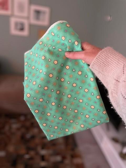 Stof lichtgroen bloemetjes zonnetjes reststukje retro, Hobby en Vrije tijd, Stoffen en Lappen, Nieuw, Katoen, 120 cm of meer, 30 tot 200 cm