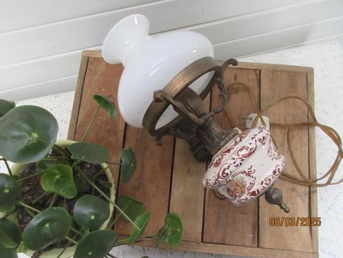 oud wandlampje - olielampje model messing met rookglas, Huis en Inrichting, Lampen | Wandlampen, Gebruikt, Glas, Metaal, Ophalen of Verzenden