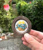 Een MINIATUUR klein geborduurd rond schilderijtje, Ophalen of Verzenden, Minder dan 50 cm