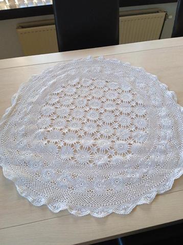 vintage rond wit tafellaken beschikbaar voor biedingen