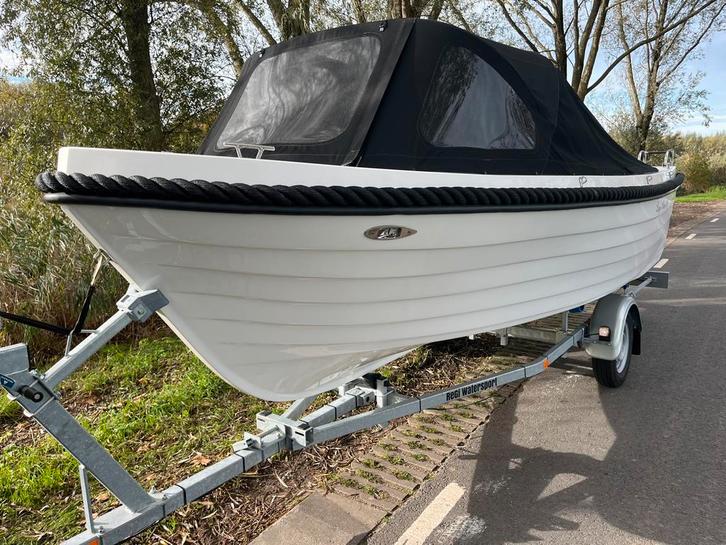 Lago Amore 540 + 15pk Suzuki + trailer ALLES 2 jaar oud!!, Watersport en Boten, Sloepen, Zo goed als nieuw, 10 tot 30 pk, 3 tot 6 meter
