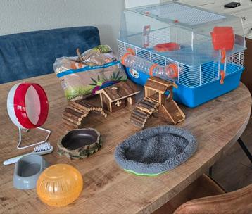 Een zeer compleet dierenverblijf
met diverse accessoires beschikbaar voor biedingen