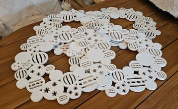 kerstkrans 4x hout kerstballen decoratief  beschikbaar voor biedingen