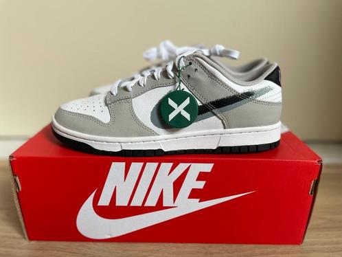 Nike Dunk Low Stencil Swoosh EU40 nieuw!, Kleding | Heren, Schoenen, Nieuw, Sneakers of Gympen, Wit, Ophalen of Verzenden
