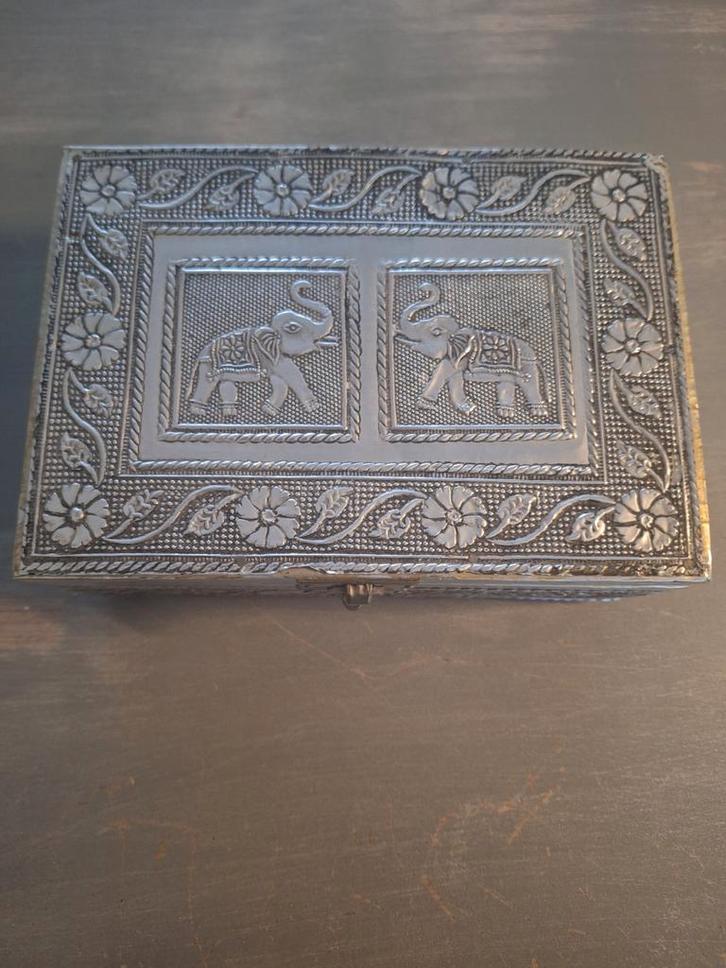 Decoratieve zilverkleurige sieradendoos, Huis en Inrichting, Woonaccessoires | Kisten, Gebruikt, Minder dan 50 cm, Minder dan 50 cm