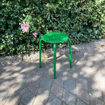 Groen metalen krukje beschikbaar voor biedingen