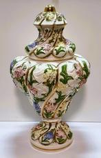 Italiaanse vaas in Capodimonte porselein., Antiek en Kunst, Antiek | Vazen, Ophalen of Verzenden