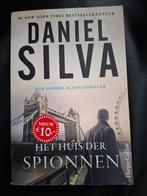 Daniel Silva - Het huis der spionnen, Daniel Silva, Ophalen of Verzenden, Zo goed als nieuw, Nederland