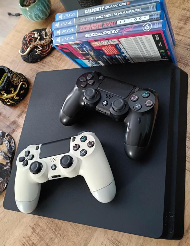 PlayStation 4 Slim 500GB + 2 controllers + 2 games, Spelcomputers en Games, Spelcomputers | Sony PlayStation 4, Zo goed als nieuw
