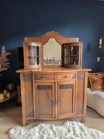 Goed onderhouden antieke kast beschikbaar voor biedingen