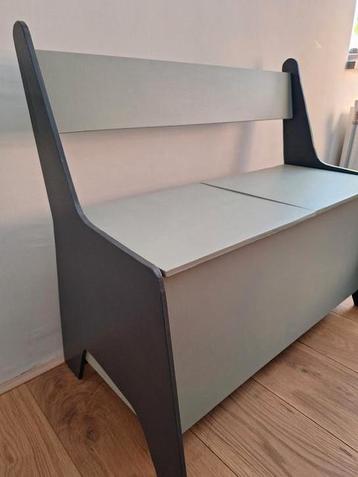 Klepbankje met opbergruimte onder de zitting  beschikbaar voor biedingen