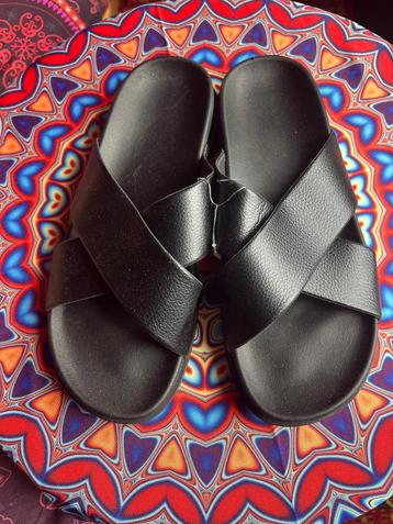 Splinternieuwe zwarte slippers 37/38 nu voor 15,99€ beschikbaar voor biedingen