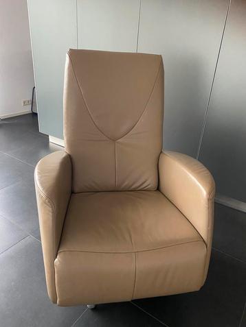 Leren draaistoel beschikbaar voor biedingen