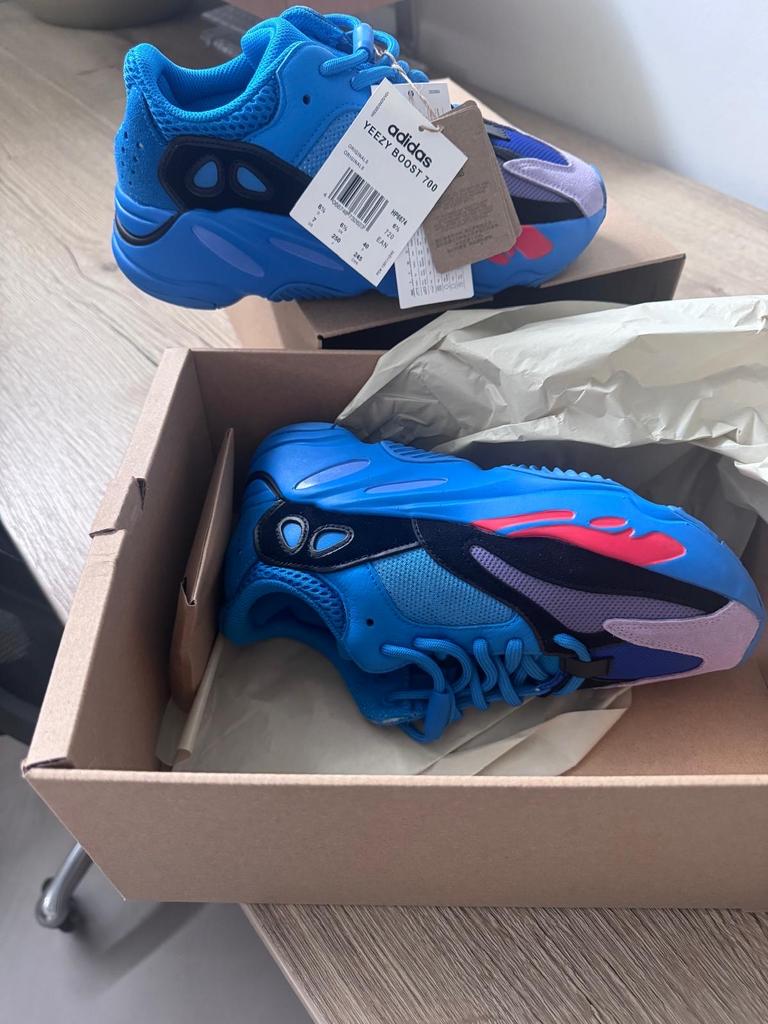 Adidas Yeezy Boost 700, Blauw, Nieuw, Ophalen of Verzenden, Sneakers of Gympen