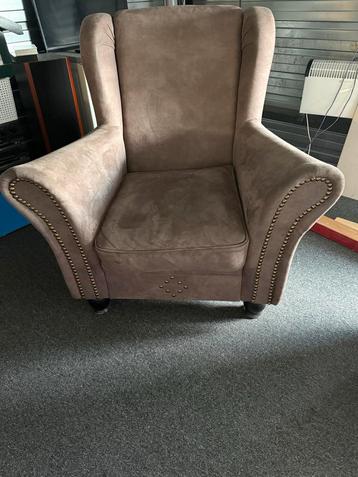 Mooie bruine fauteuil beschikbaar voor biedingen