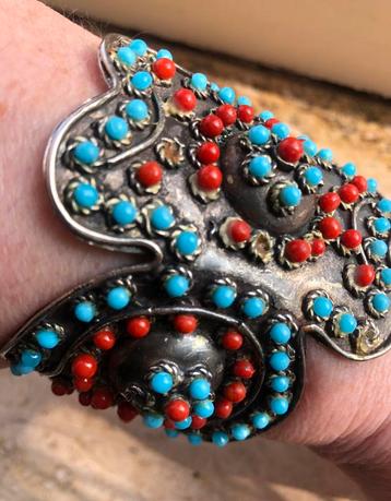 Armband Oude Etnische Berbers Zilver Blauw Rode Steentjes beschikbaar voor biedingen