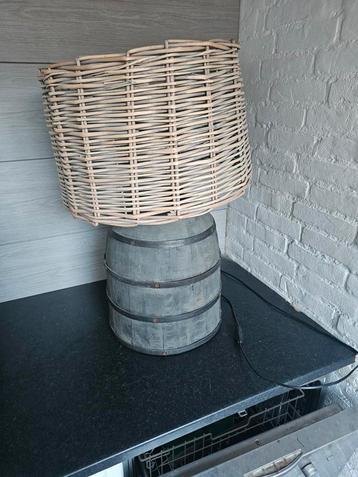 Grote lamp met houten voet en rieten kap beschikbaar voor biedingen