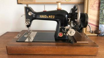 Oude naaimachine met kap beschikbaar voor biedingen