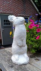 Beeld van een haas - konijn - beton - betonnen - tuinbeeld, Tuin en Terras, Ophalen of Verzenden, Gebruikt, Beton, Dierenbeeld