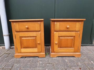 Twee grenen nachtkastjes (links en rechts) beschikbaar voor biedingen
