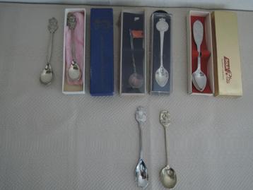 Zeven diverse Koninklijk Huis lepeltjes beschikbaar voor biedingen