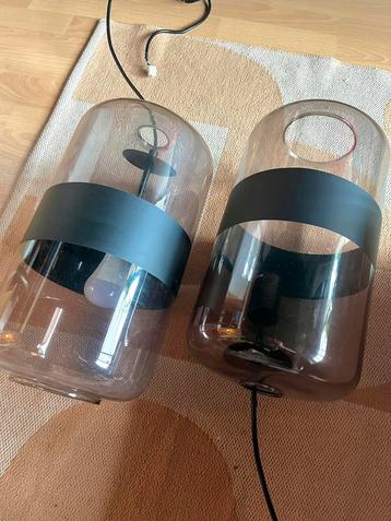 Set van 2 glazen lampen met zwarte band. Plafond hanglamp beschikbaar voor biedingen