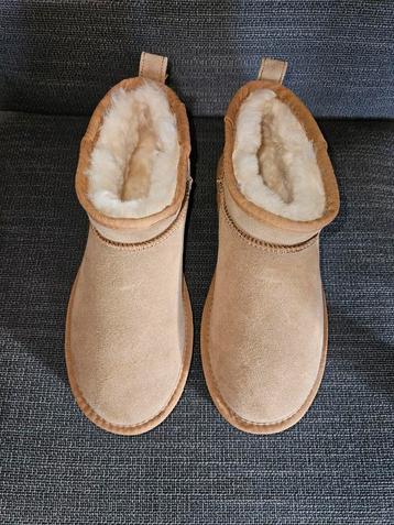 NIEUW,leuke korte laarsjes met echt schapenwol ruime maat 38 beschikbaar voor biedingen