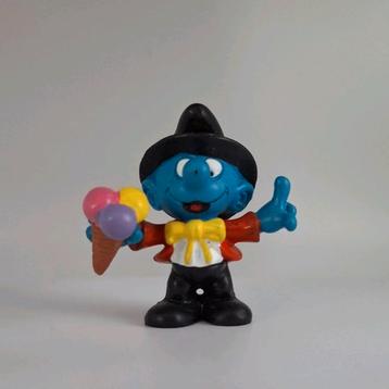 smurf met ijsje in zijn hand zie foto's  beschikbaar voor biedingen