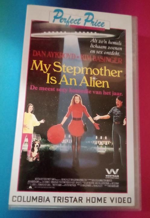 VHS - My Stepmother is an Alien, Cd's en Dvd's, VHS | Film, Zo goed als nieuw, Komedie, Alle leeftijden, Verzenden