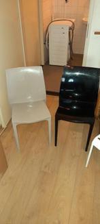 3 Eetkamer: 2 plastic stoeltjes zwart & taupe +1 wit ijzeren, Ophalen, Gebruikt, Overige kleuren, Drie