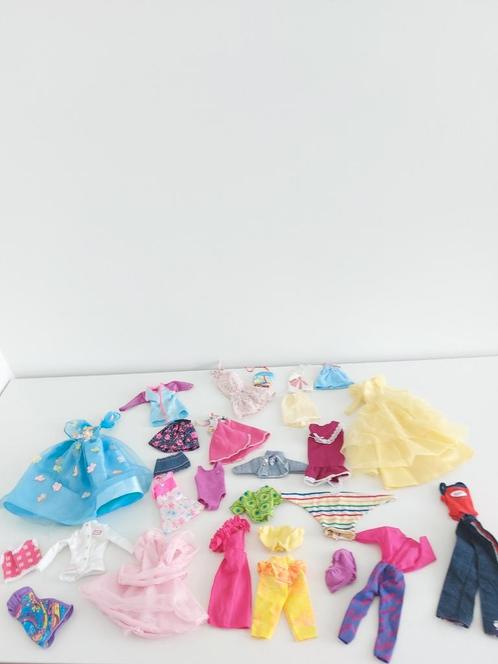 Barbie MATTEL kleding 28 stuks, Verzamelen, Poppen, Gebruikt, Kleertjes, Ophalen of Verzenden