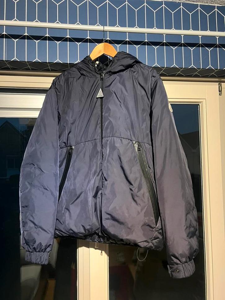 Moncler jas maat L, Kleding | Heren, Jassen | Winter, Zo goed als nieuw, Maat 52/54 (L), Blauw, Ophalen of Verzenden
