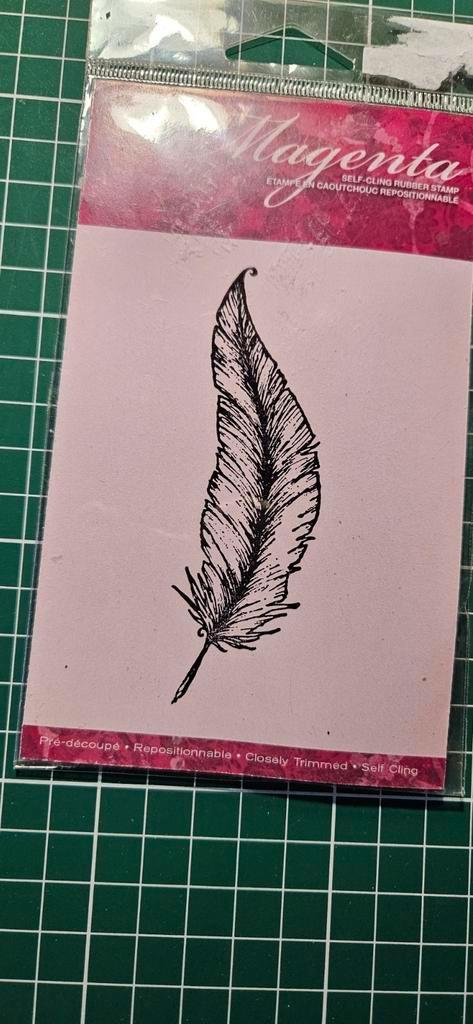 Magenta rubberstempel veer gemound, Hobby en Vrije tijd, Stempelen, Nieuw, EZ-mounted stempel, Ophalen of Verzenden