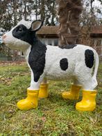 Kalf koe gele regenlaarsjes beeld tuin boerderij boer wei, Ophalen of Verzenden, Nieuw, Kunststof, Dierenbeeld